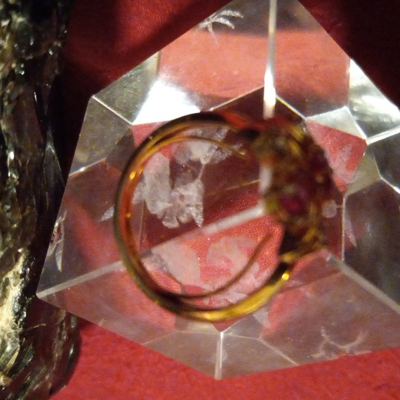 Gorgeous Avon ring with red and clear crystals. 7.5-8 ring sizer - Picture 2 of 6